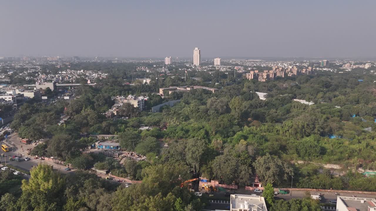 Vista aerea della città di Delhi con drone che mostra la portata della vita urbana nella capitale indiana