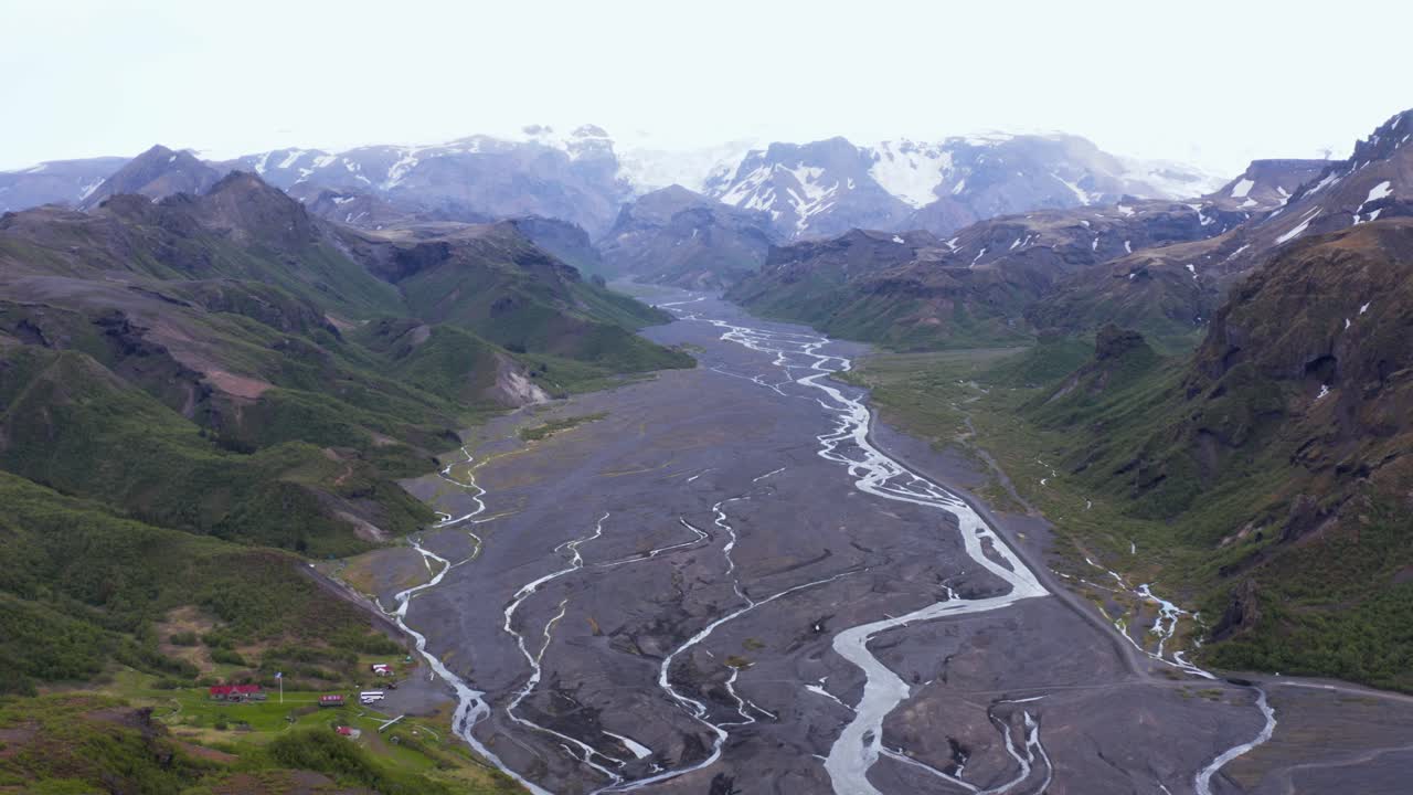 llanura de inundación del río glacial en el valle escénico de þórsmörk de islandia, antena