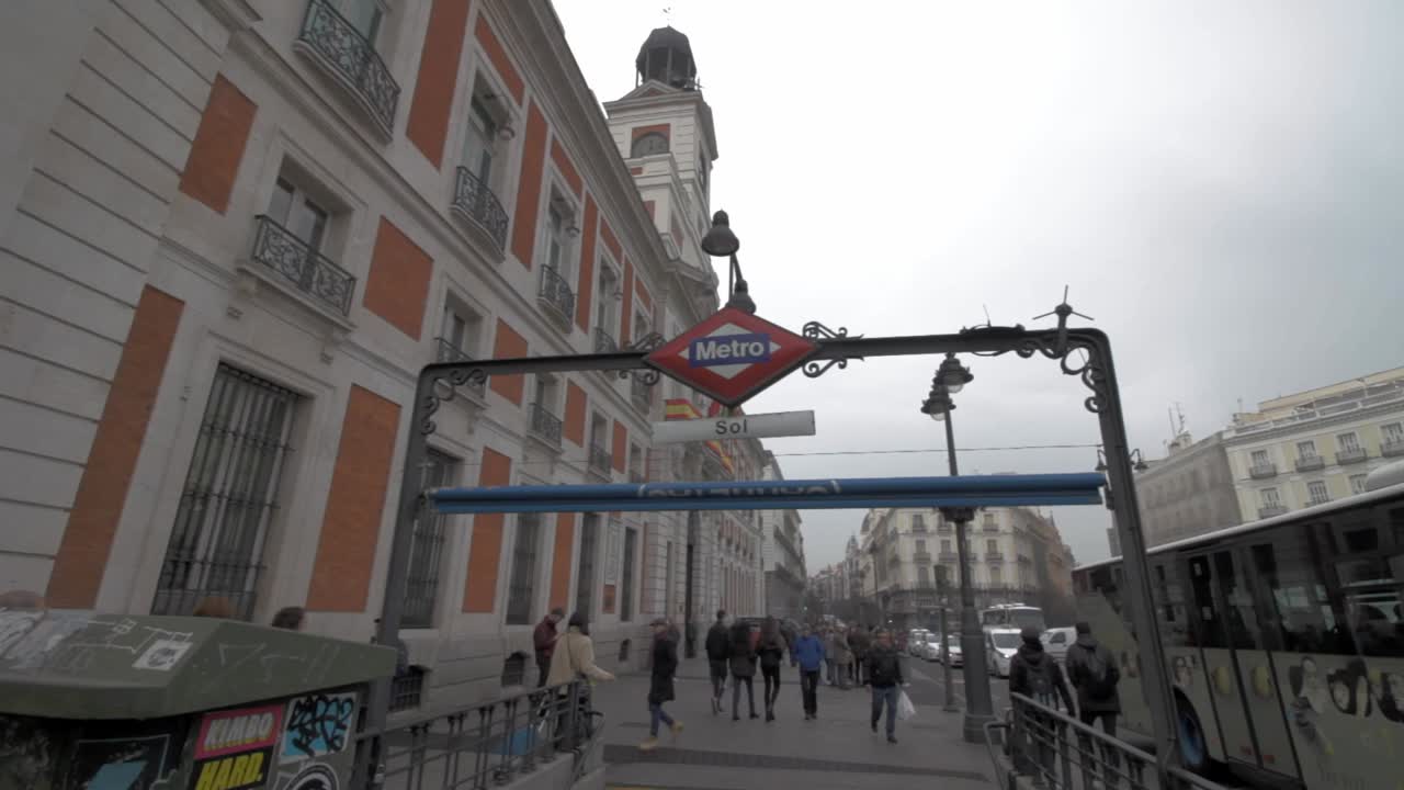 Metro sign in Puerta del Sol