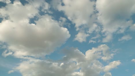 El-Cielo-Y-Las-Nubes-En-La-Naturaleza-Con-El-Movimiento-De-Rotación-De-La-Escena