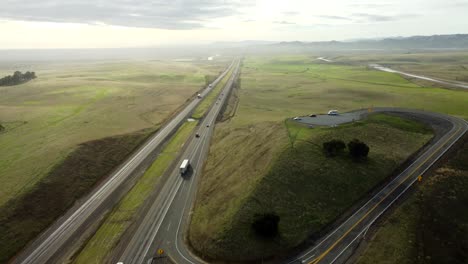 usa, ca, newman,, 2024-12-28 - vista de avión no tripulado del valle central de california en un punto de vista con i-5 a la izquierda y un acueducto a la derecha