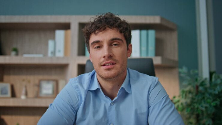 Dirigente che parla in videoconferenza. Primo piano del manager che ascolta il partner