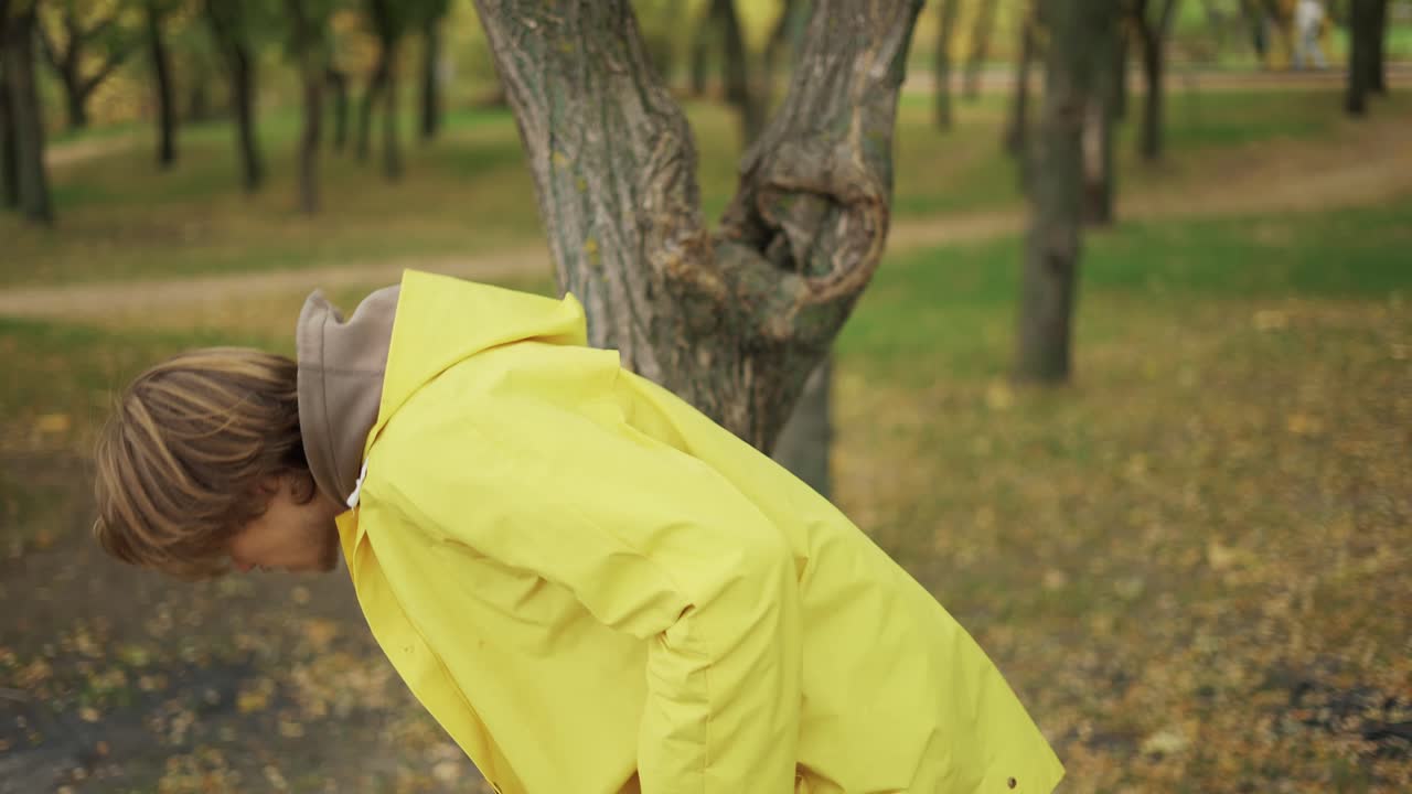 молодой турист, отдыхающий в лесу, путешествующий и путешествующий один. туризм, дикая природа