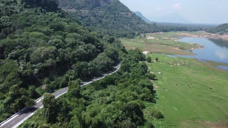 Toma-De-Drone-De-La-Carretera-Pollachi-Valparai-Cerca-Del-Embalse-Y-Presa-De-Aliyar,-Coimbatore,-Tamil-Nadu,-Sur-De-La-India.