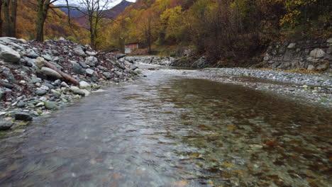 Río-En-Bosque-De-Montaña-Con-árboles-Rojos-Y-Amarillos-Follaje-De-Otoño-Vista-Aérea