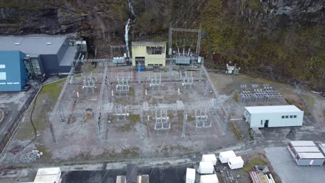 Elektrische-Hochspannungstransformatorstation-Und-Verteilungszentrale-In-Dalekvam-Norwegen---Aufsteigende-Antenne-Mit-Neigung-Nach-Unten-über-Anlagen