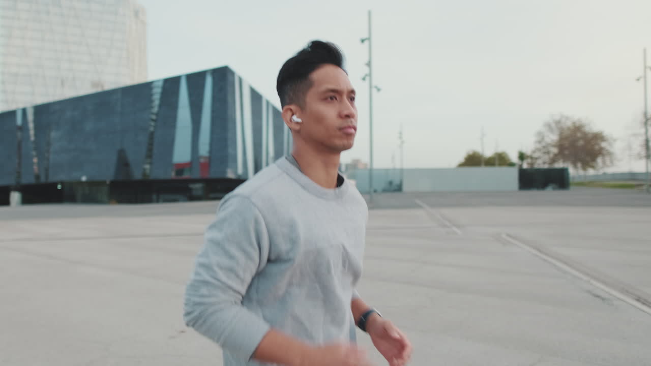 hombre corriendo en un entorno urbano