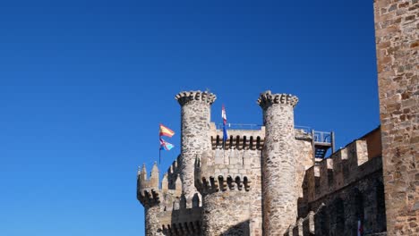 Toma-Panorámica-Del-Castillo-Templario-De-Ponferrada-En-España