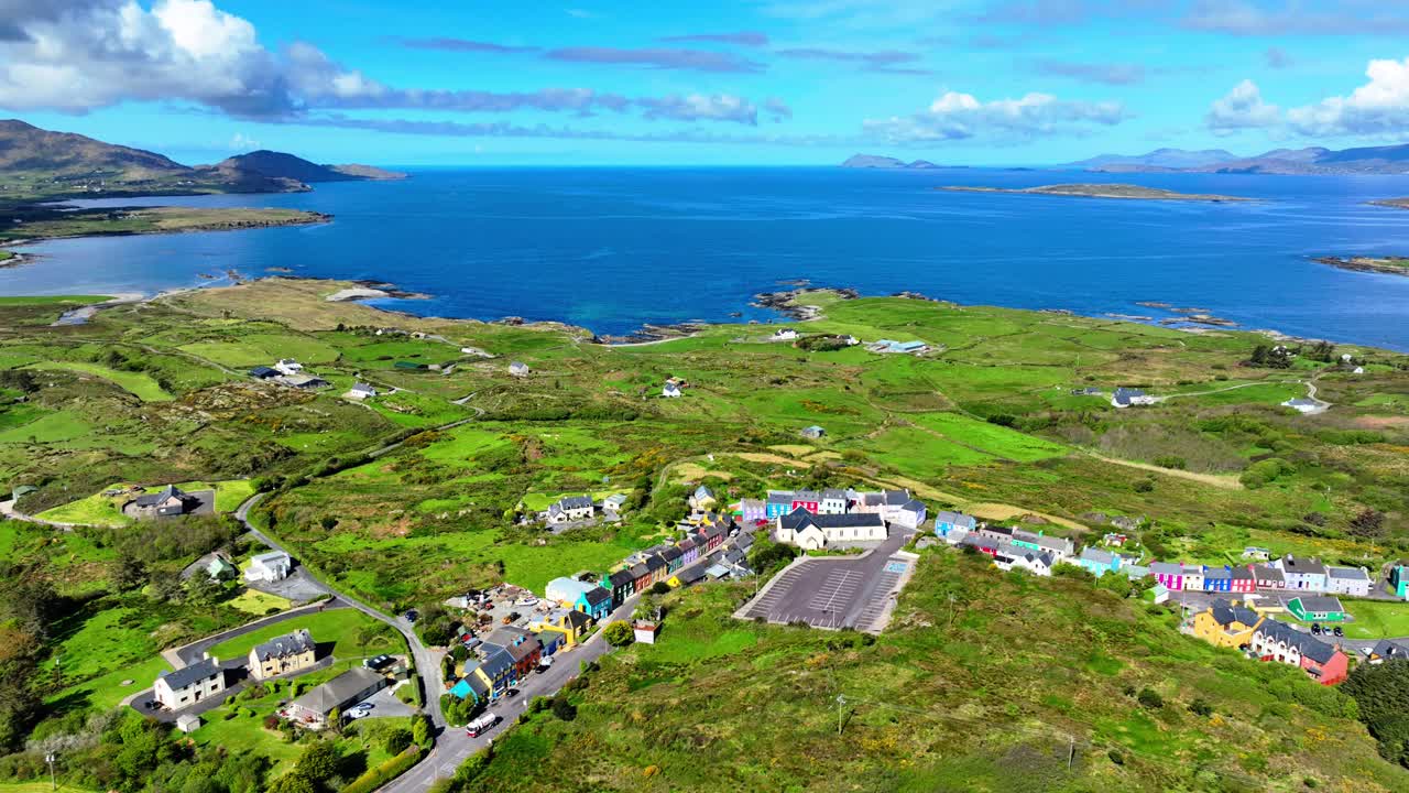 eyreys 마을의 드론 풍경, 비아라 반도, 웨스트 코크 아일랜드, 여름 아침 야생 대서양 길에서 관광객을 위해 꼭 봐야 할 것