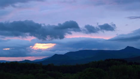 montañas durante la puesta de sol. lapso de tiempo del crepúsculo en las montañas. paisaje de la puesta de sol