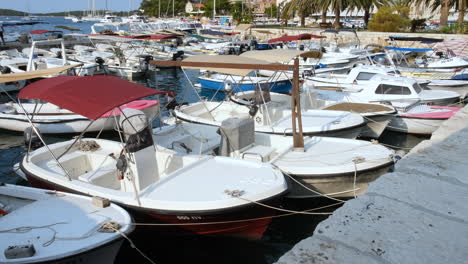 Kleinbootverleih-Vor-Anker-Im-Yachthafen-Auf-Der-Insel-Hvar,-Dalmatien,-Kroatien