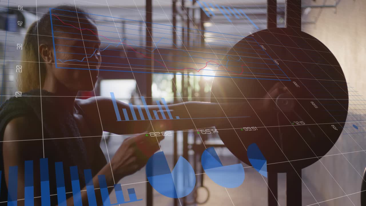 Voksen kvinde følger telefonanvisning, tapper på vægsensorplade, mens analyseværktøjer opdaterer fitnessdata.