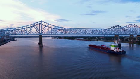 concurrido río mississippi acercándose al icónico puente o nueva orleans