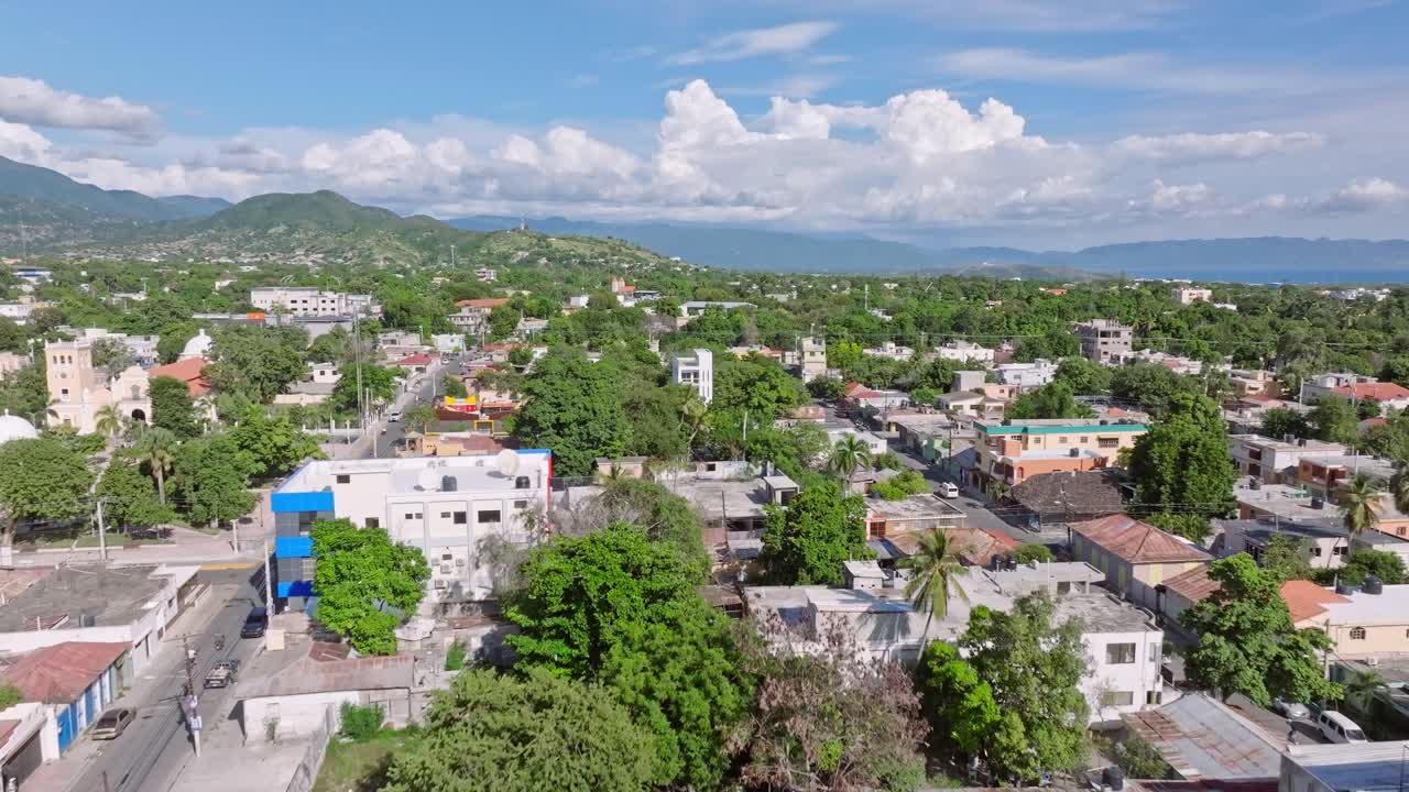 Veduta aerea con drone della città di Azua nella Repubblica Dominicana.