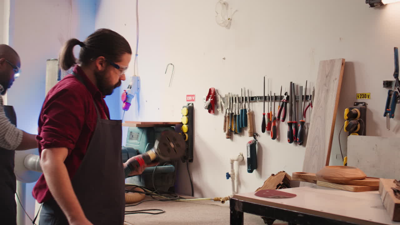 carpintero cambiando los discos cortados en una herramienta eléctrica utilizada para suavizar superficies