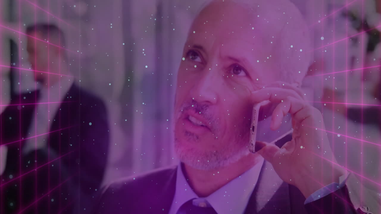 Uomo maturo che tiene in mano uno smartphone e chiama un collega in ufficio, sotto particelle di griglia al neon rosa.