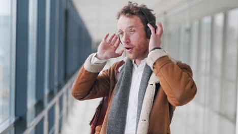 joven con estilo escuchando música en los auriculares