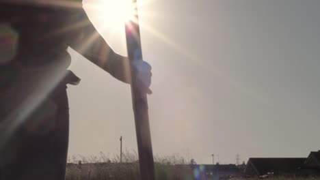 cavando en el campo con un tenedor bajo el sol