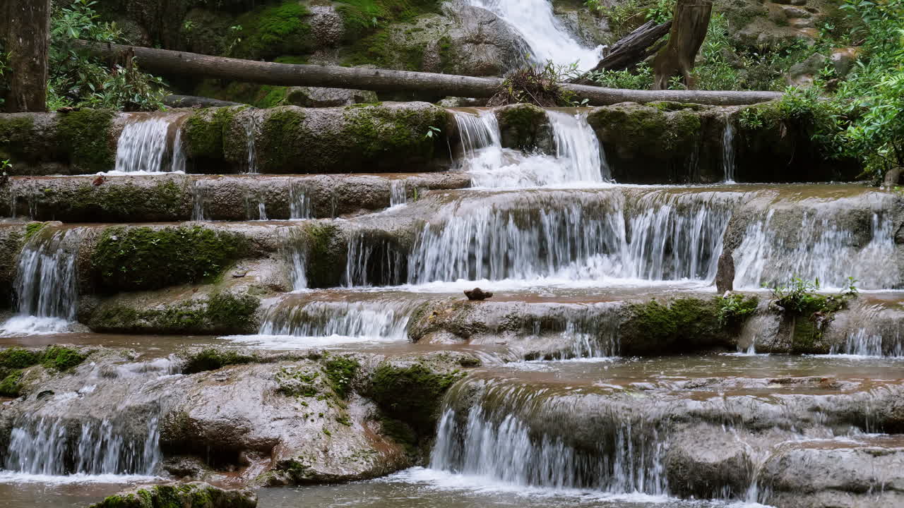 la cascada de pha charoen en el parque nacional es una atracción turística popular en el distrito de phop phra, provincia de tak, tailandia