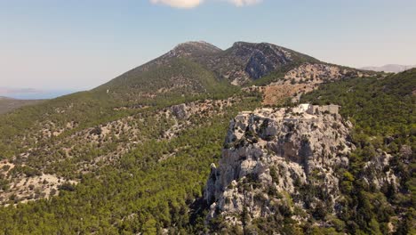 tomada de un avión no tripulado giratorio del castillo de monolithos en rodas