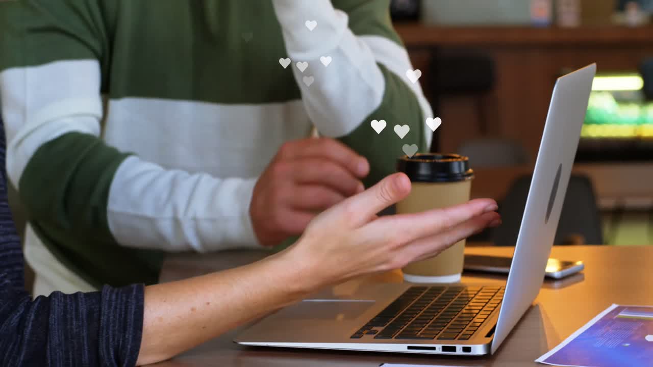 animación de un icono de los medios sobre una mujer de negocios caucásica que usa una computadora portátil