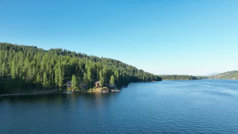 Drone-shot-of-Spirit-Lake,-Idaho's-vast-waters-surrounded-by-trees