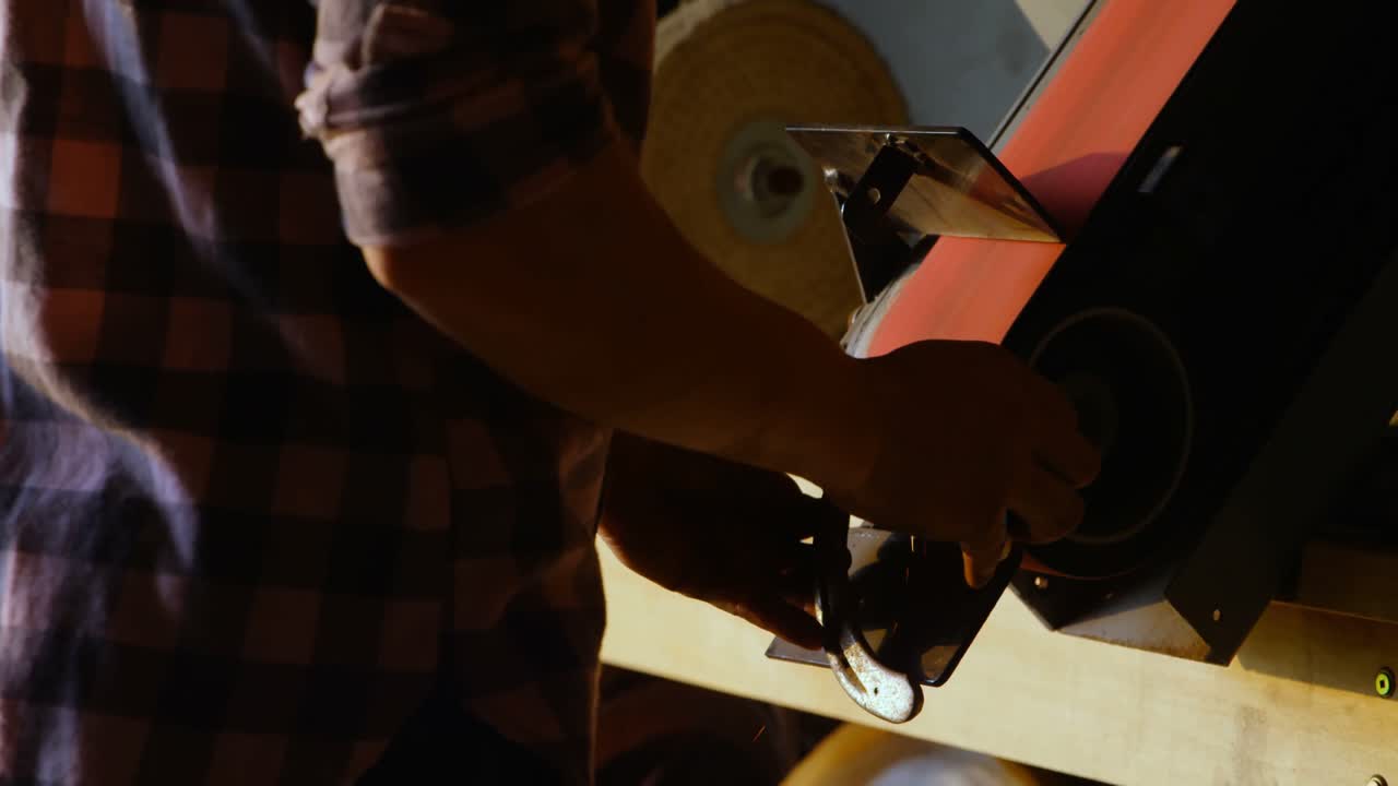 metalúrgica que utiliza una máquina de afilar 4k