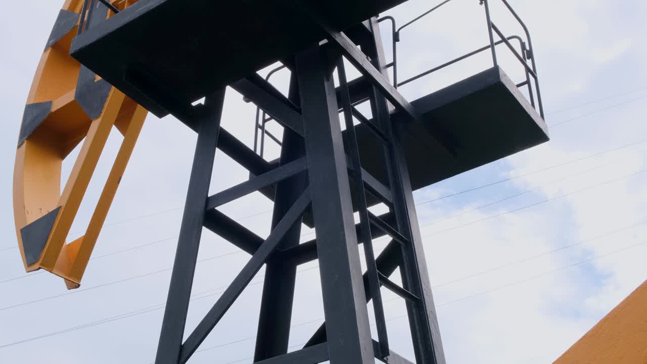 las plataformas de perforación de petróleo en el campo petrolífero del desierto. la producción de petróleo crudo desde el suelo; la producción de petróleo, gas natural