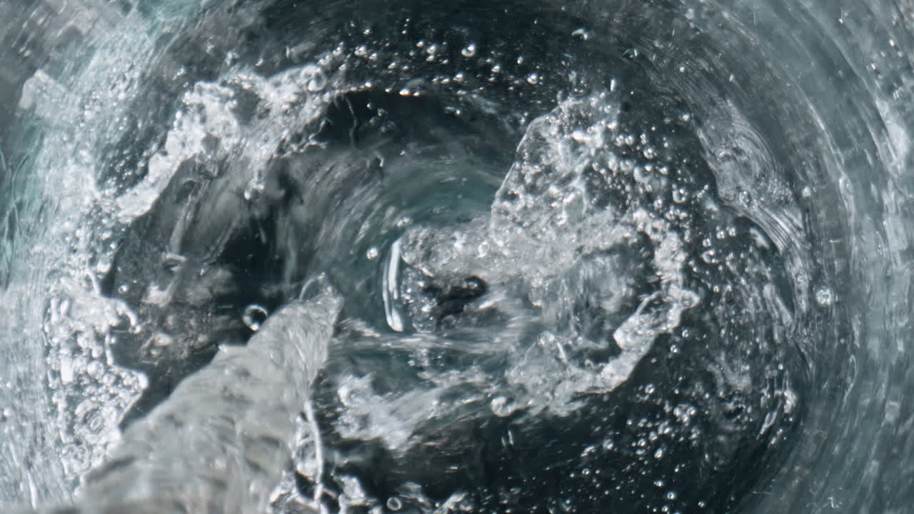 신선한 음료 는 컵 클로즈업. 탄산 음료 스트림 채우기 유리