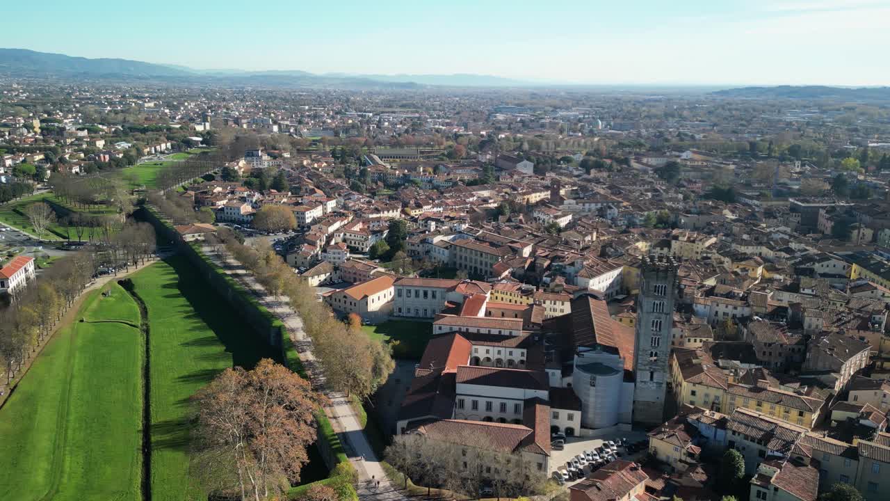 tomada de avión no tripulado de la ciudad de lucca y las murallas de lucca en italia