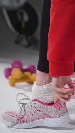 disparo vertical de una chica empacando una bolsa de gimnasia