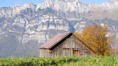 Hermoso-Paisaje-Con-Una-Choza-Y-Grandes-Montañas-En-El-Fondo