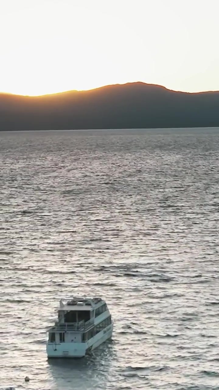 Experiencia viajera en el lago Tahoe en Nevada y California durante la puesta de sol