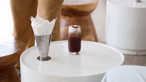 poner las bebidas en la mesa a intervalos regulares