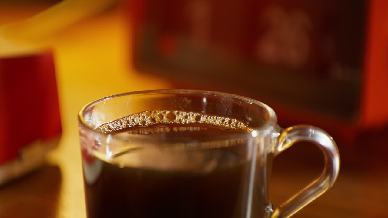 커피와 시계와 함께 빈티지 책상 장면