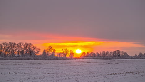 Herrlicher-Sonnenaufgang-Hinter-Fliegenden-Grauen-Wolken-An-Kalten-Wintertagen-Auf-Dem-Land,-Zeitraffer