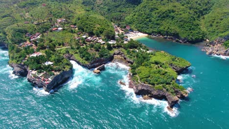 Pueblo-Costero-En-Una-Exuberante-Vegetación-Tropical-En-La-Vista-Aérea-De-La-Costa-Del-Acantilado-Rocoso