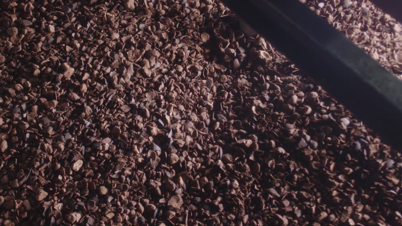 fábrica de chocolate con granos de cacao en una máquina de procesamiento de molienda