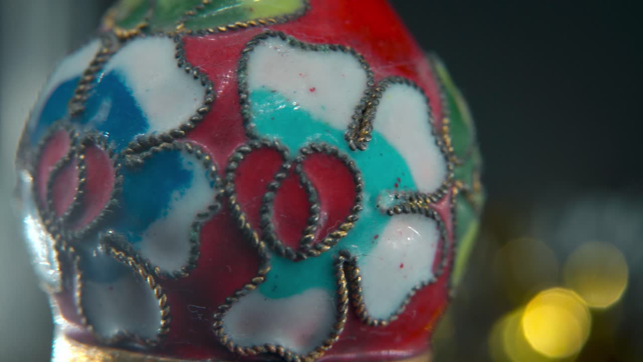 adornamento de símbolo del año nuevo chino de ensueño, decoración oriental, tradicional bola de linterna roja colgante, profundidad de campo colorida y brillante, plano cinematográfico macro liso pan izquierdo video 4k
