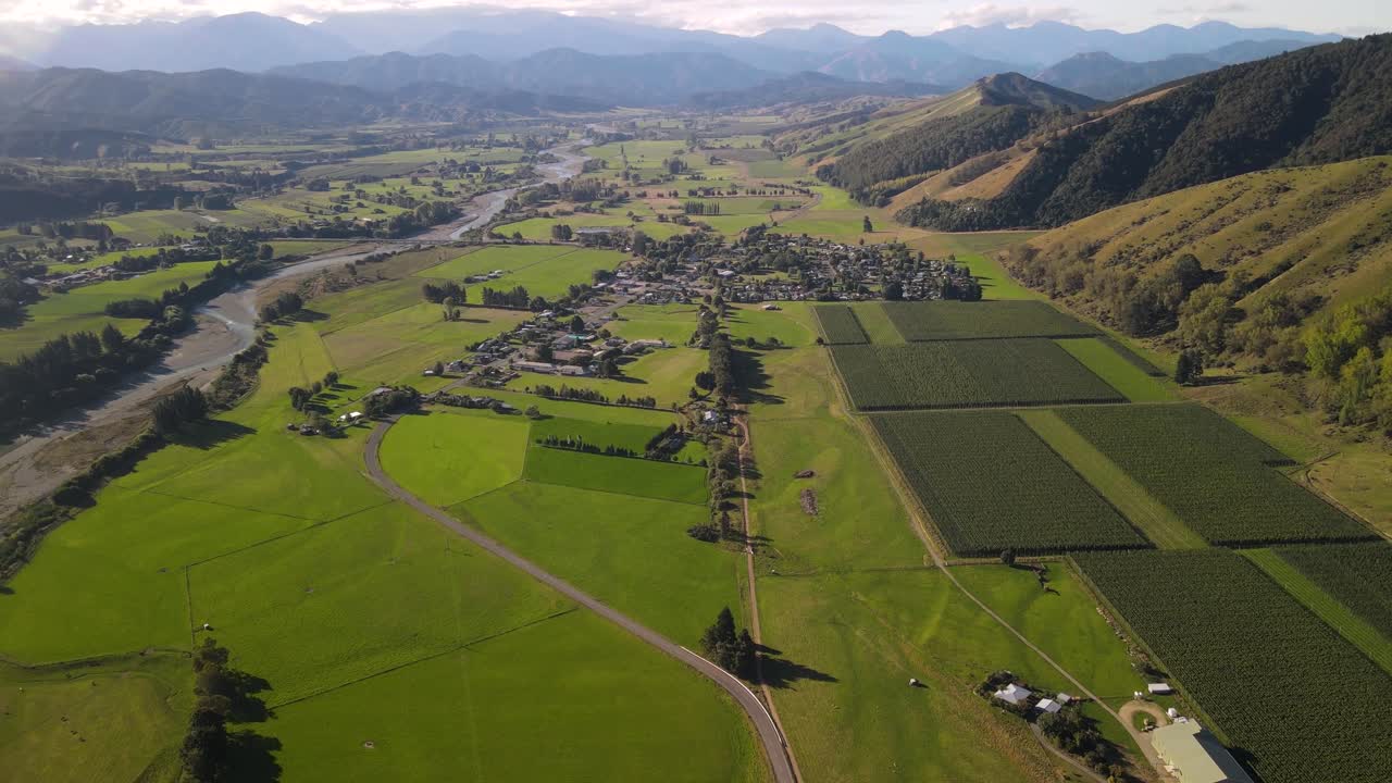 모투에카 계곡, 타파웨라 마을, 지평선 에 있는 강 과 산 들 의 아름다운 공중 전망, 뉴질랜드