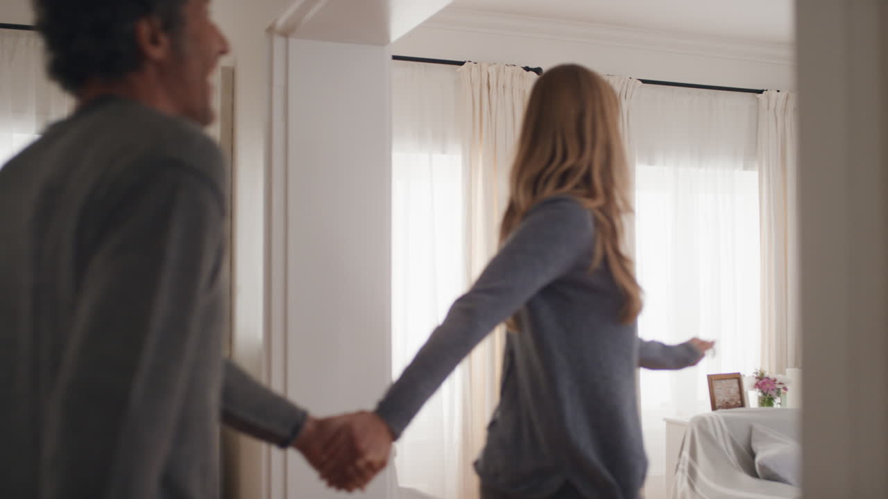 행복한 커플이 포옹하고 흥분하여 집으로 이사합니다. 새로운 주택 소유자들이 웃으며 성공적인 이동을 즐기고, 이정표를 달성합니다.