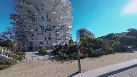 fpv drone freestyle on the architectural marvel 'l'arbre blanc' in montpellier city center