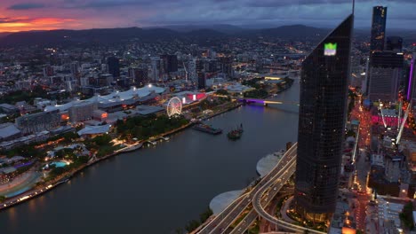 Colorido-Puente-Victoria-Sobre-El-Río-Brisbane-Que-Conecta-Los-Parques-De-La-Orilla-Sur-Y-Brisbane-Cbd-En-El-Muelle-Norte-En-Queensland,-Australia-Al-Atardecer