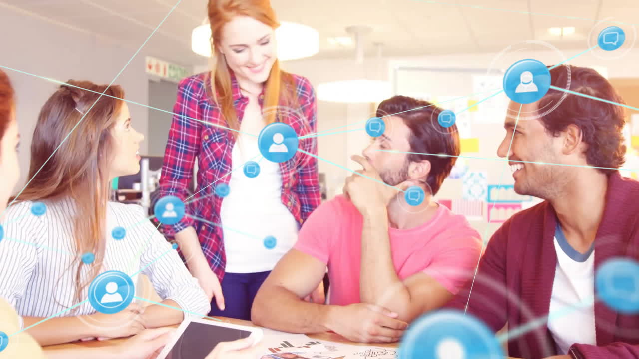 animación de perfiles conectados y iconos de mensajes sobre gerente caucásico discutiendo con colegas