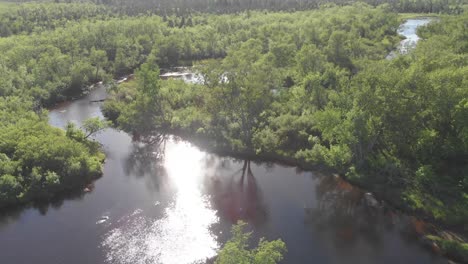 Gewundener-Fluss-Im-Dichten-Wald-Cloquet-River-Minnesota-Luftdrohne