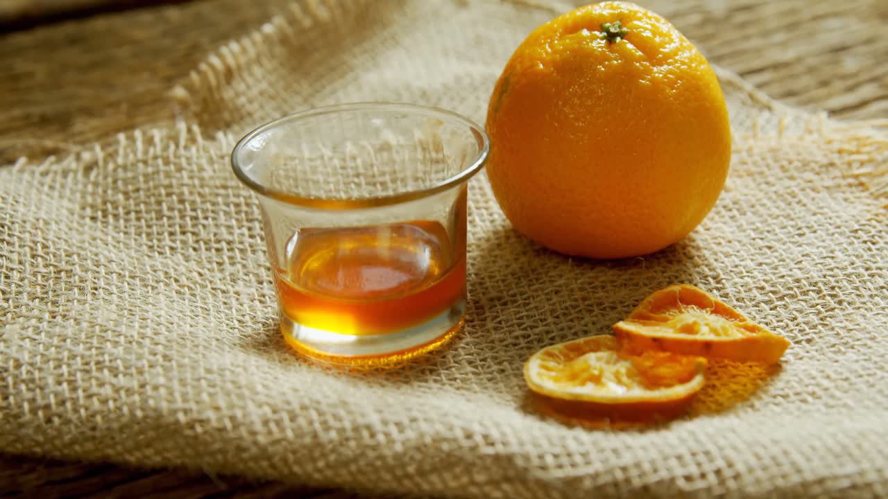 섬유 4k에 오렌지와 함께 허브 차