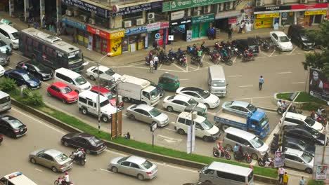 intersección de una calle ocupada con atasco de tráfico