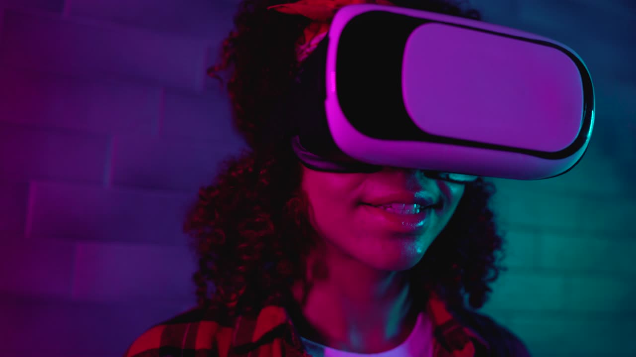 chica moderna disfrutando de la inmersión en la realidad virtual en auriculares vr, tecnología