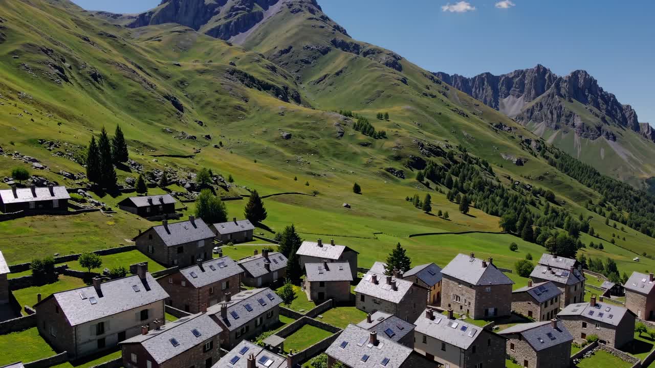 Hyggelig alpeby omgivet af bjerge