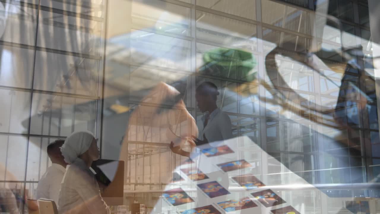 다양한 그룹의 사업가들을 대상으로 여성들을 끌어들이는 애니메이션